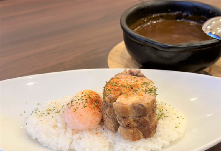 ▼6時間煮込んだ煮豚と温玉のカレー